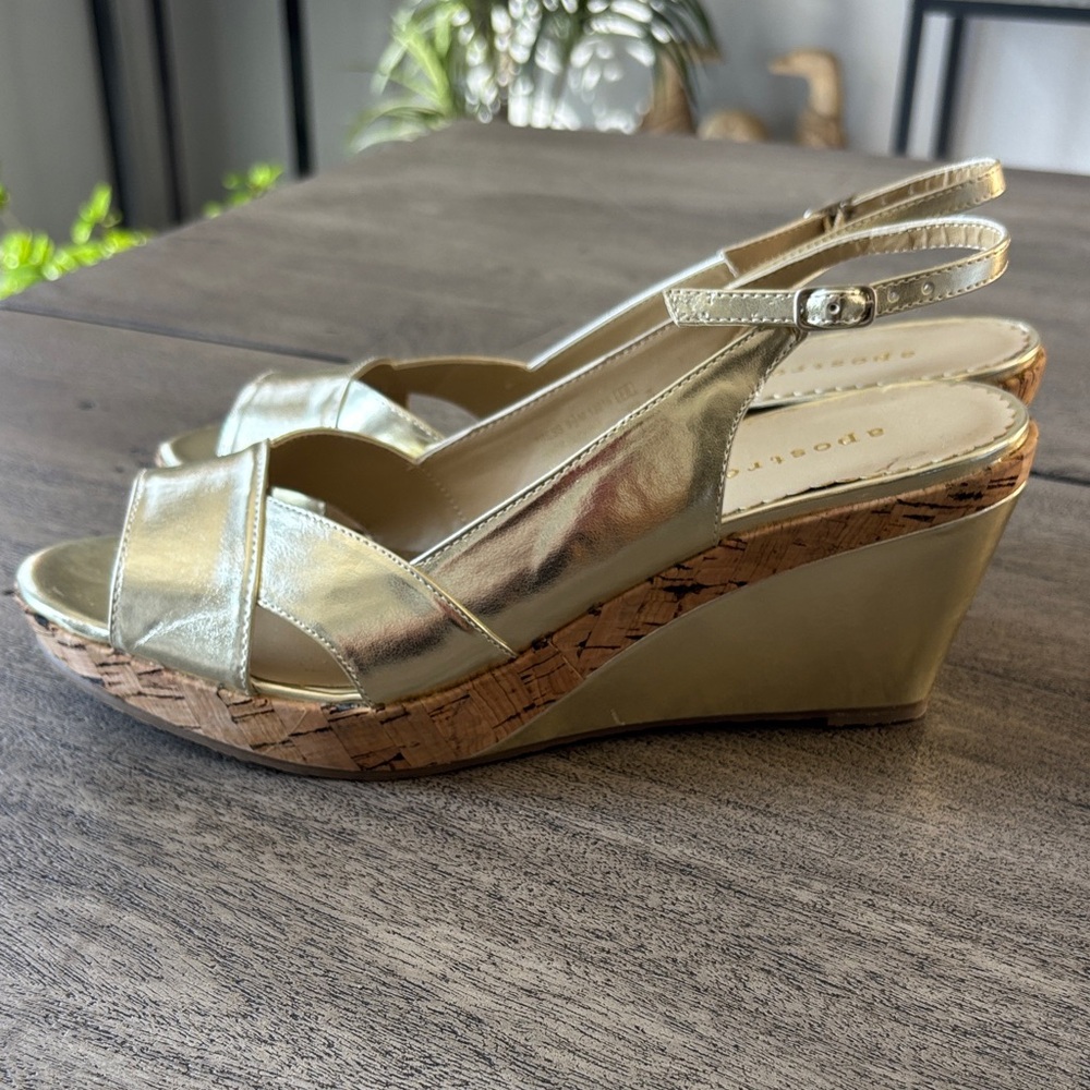 NWT Apostrophe Elegant Gold Wedge Sandals